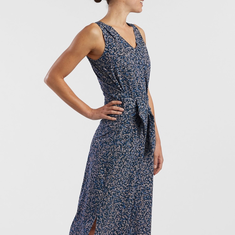 Title Nine Navy and Pink Sleeveless V-Neck Tie-Waist Midi Dress
